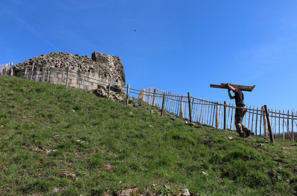 Site de la forteresse des ruines de Crozant : une pose à la médiévale
